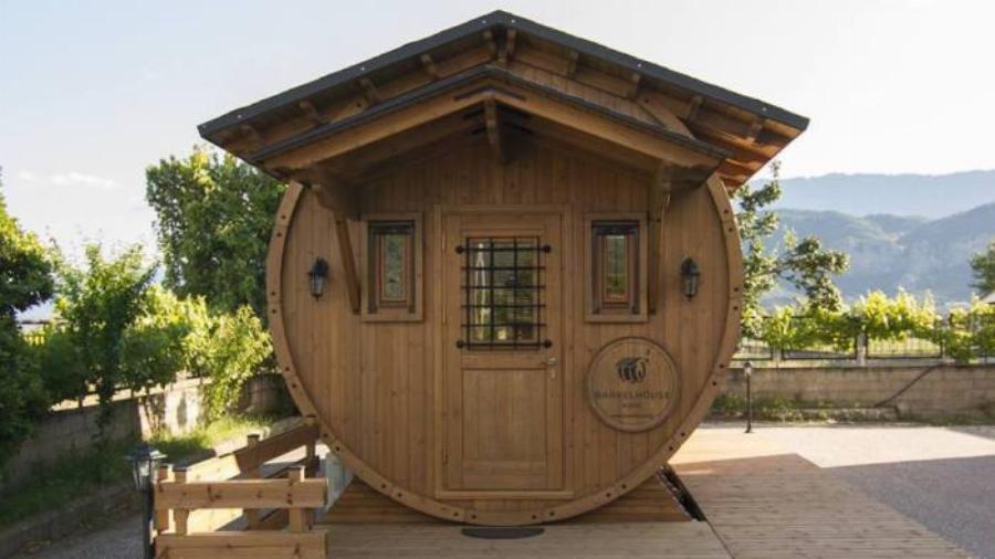 Νέα υπέροχη κατασκευή: Το σπίτι βαρέλι που έρχεται στο χώρο σου και κοιμίζει 6 άτομα με όλες τις ανέσεις