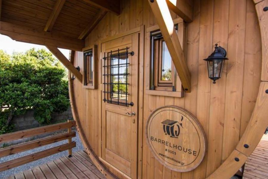 Νέα υπέροχη κατασκευή: Το σπίτι βαρέλι που έρχεται στο χώρο σου και κοιμίζει 6 άτομα με όλες τις ανέσεις