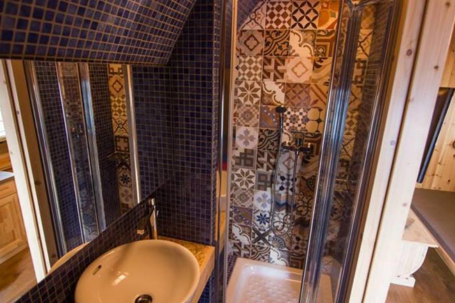 Νέα υπέροχη κατασκευή: Το σπίτι βαρέλι που έρχεται στο χώρο σου και κοιμίζει 6 άτομα με όλες τις ανέσεις