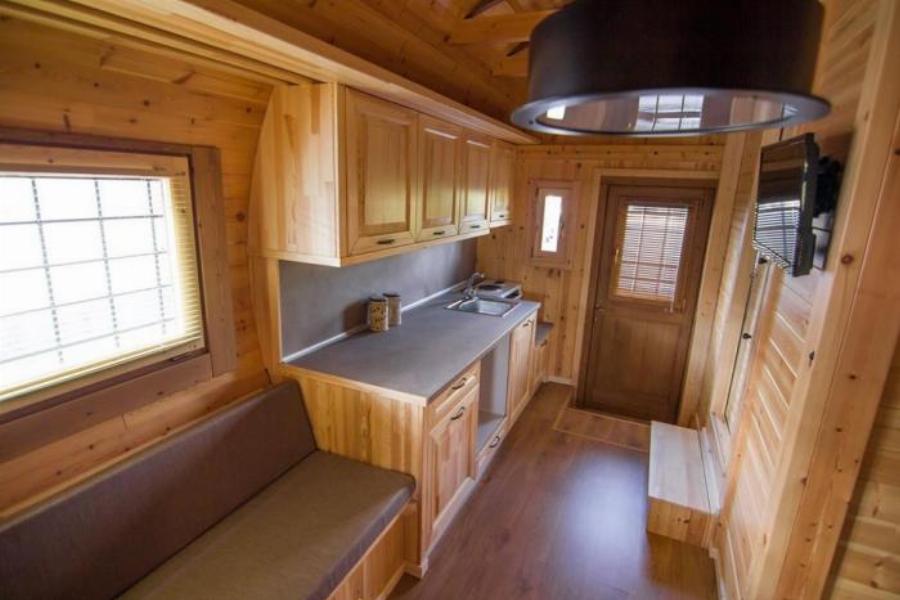 Νέα υπέροχη κατασκευή: Το σπίτι βαρέλι που έρχεται στο χώρο σου και κοιμίζει 6 άτομα με όλες τις ανέσεις