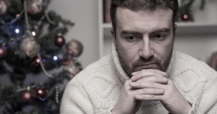 Εξομολόγηση: «Είμαι παντρεμένος και κάθε Χριστούγεννα στέλνω ευχές και δώρα στην πρώην γυναίκα μου. Την αγαπώ ακόμα τί να κάνω;»