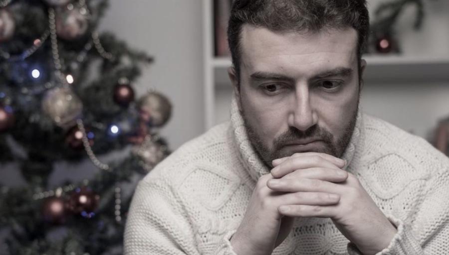 Εξομολόγηση: «Είμαι παντρεμένος και κάθε Χριστούγεννα στέλνω ευχές και δώρα στην πρώην γυναίκα μου. Την αγαπώ ακόμα τί να κάνω;»