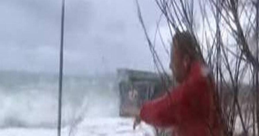 Κύματα στον Φλοίσβο παρέσυραν ρεπόρτερ – Διέκοψε για διαφημίσεις ο Νίκος Μάνεσης