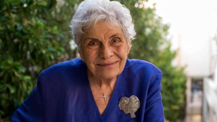 Κική Δημουλά: «Να τον αγαπάς τον εαυτό σου και να τον φροντίζεις. Nα φεύγεις από σχέσεις που σε έκαναν να νιώθεις λίγη»