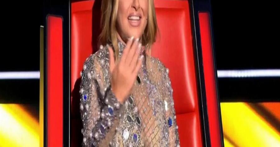 Η εντυπωσιακή Έλενα Παπαρίζου έβαλε «φωτιά» στον τελικό του The Voice με την εμφάνιση της