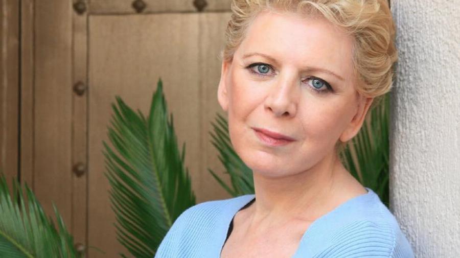 «Άλκηστη πιάστηκες κορόιδο»: Το σχόλιο- μαχαιριά της Ακρίτα για Μπακογιάννη-Ρουβά και τη συναυλία των 211.000 ευρώ