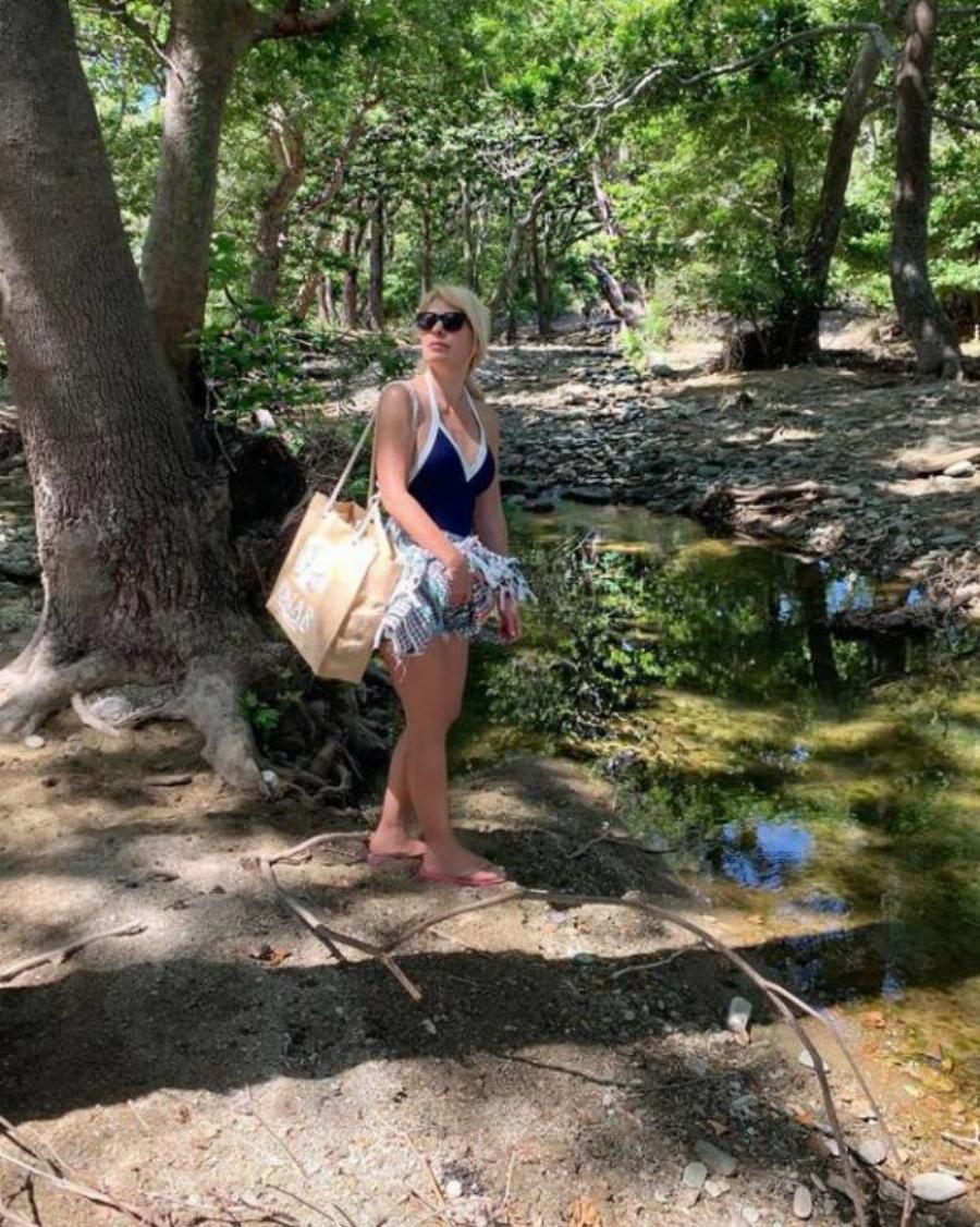 Ελένη Μενεγάκη: Οι ατέλειες στο σώμα της και το θάρρος να τις δείχνει δημόσια