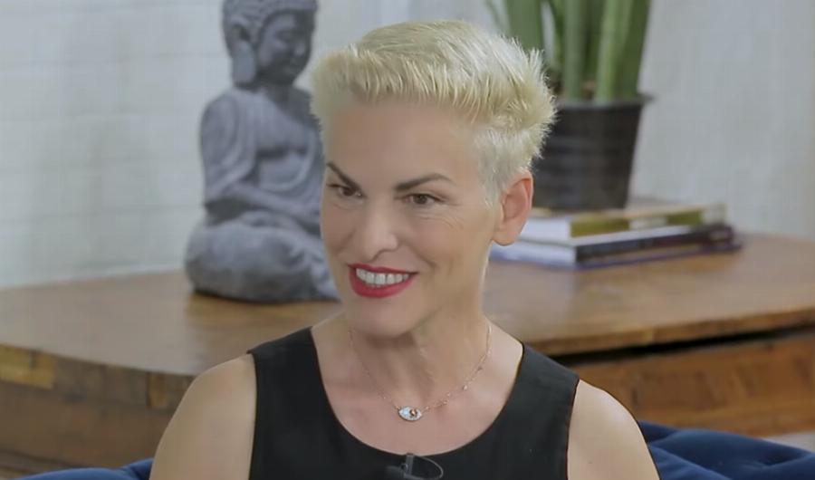 «Ρούχα ψωνίζω από τα κινέζικα και από τα μαγαζιά που έχουν τα ρούχα δύο ευρώ»