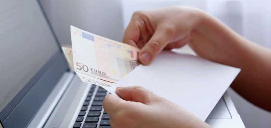 Επίδομα Χριστουγέννων: Ποιοι είναι δικαιούχοι και πότε θα δουν τα χρήματα