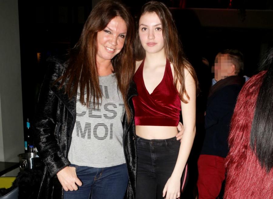 Μοιάζουν σαν 2 σταγόνες νερό: 8 Ελληνίδες διάσημες μητέρες που είναι ίδιες οι κόρες τους