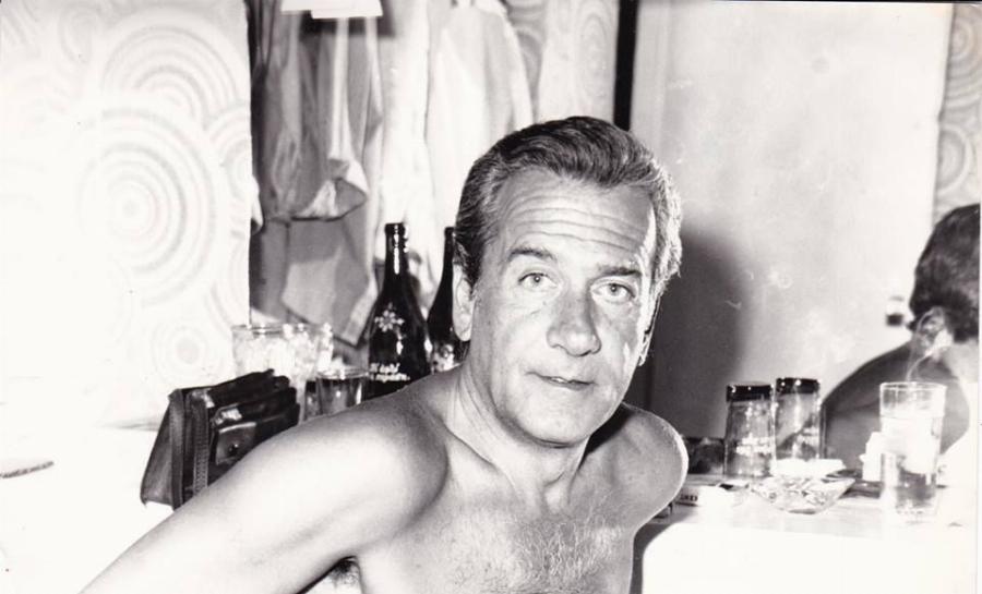 Αλέκος Αλεξανδράκης: Ο καρδιοκατακτητής του θεάτρου που έβαζε τσιλιαδόρο για να διώχνει τις γυναίκες, οι 4 γάμοι και η πολυετής μάχη με τον καρκίνο