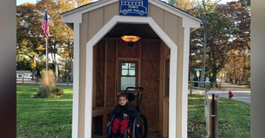 Υπόκλιση στους νέους: Μαθητές γυμνασίου χτίζουν στάση λεωφορείου για 5χρονο σε αναπηρικό αμαξίδιο