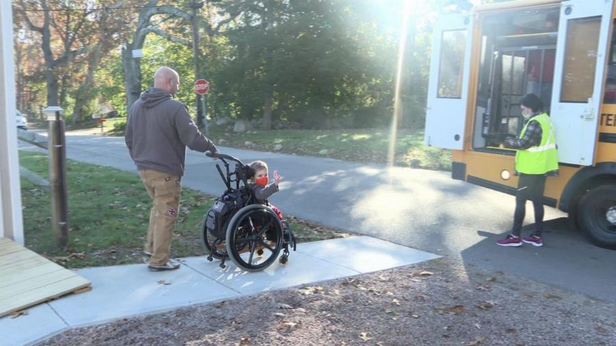 Υπόκλιση στους νέους: Μαθητές γυμνασίου χτίζουν στάση λεωφορείου για 5χρονο σε αναπηρικό αμαξίδιο