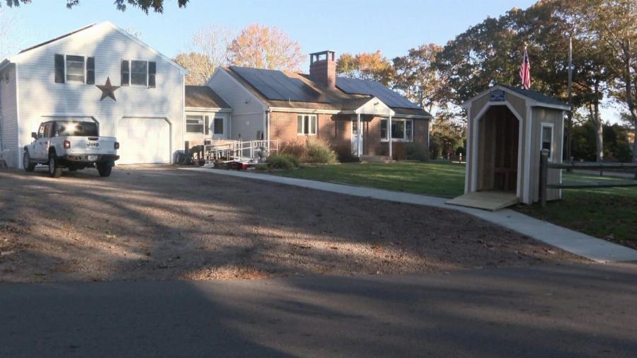 Υπόκλιση στους νέους: Μαθητές γυμνασίου χτίζουν στάση λεωφορείου για 5χρονο σε αναπηρικό αμαξίδιο