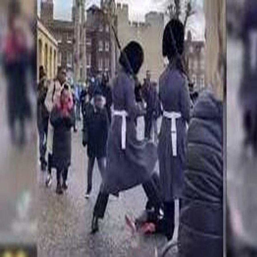 Αδιανόητο περιστατικό: Φρουρός της βασίλισσας ποδοπάτησε παιδάκι που βρέθηκε στον δρόμο του