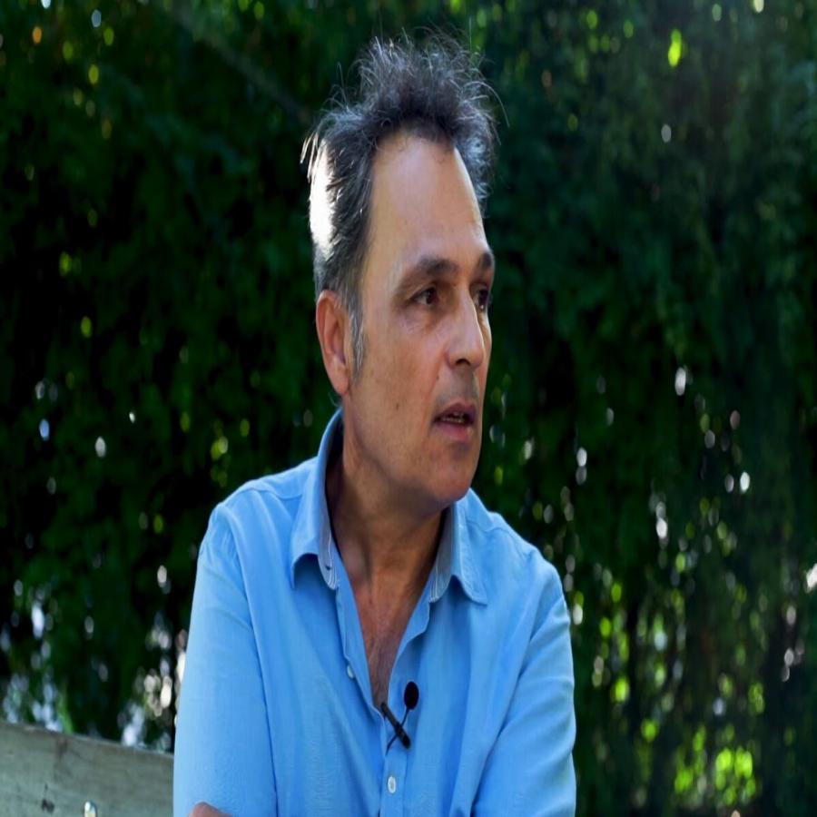 Διάσημοι Έλληνες που υιοθέτησαν παιδί: 8 περιπτώσεις που μας συγκινούν