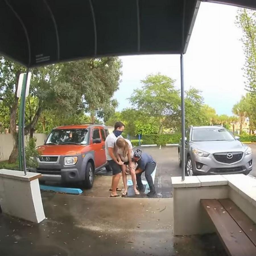 Γέννα χωρίς προηγούμενο: 27χρονη έγκυος γέννησε όρθια στο πάρκινγκ της κλινικής – Δεν πρόλαβε να μπει στο μαιευτήριο