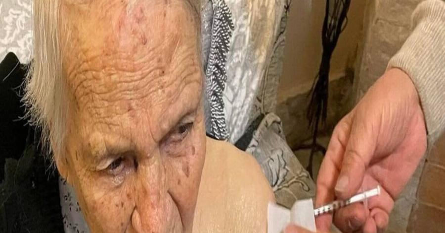Κορονοϊός: Έκανε το εμβόλιο γιαγιά 106 ετών στον Βόλο