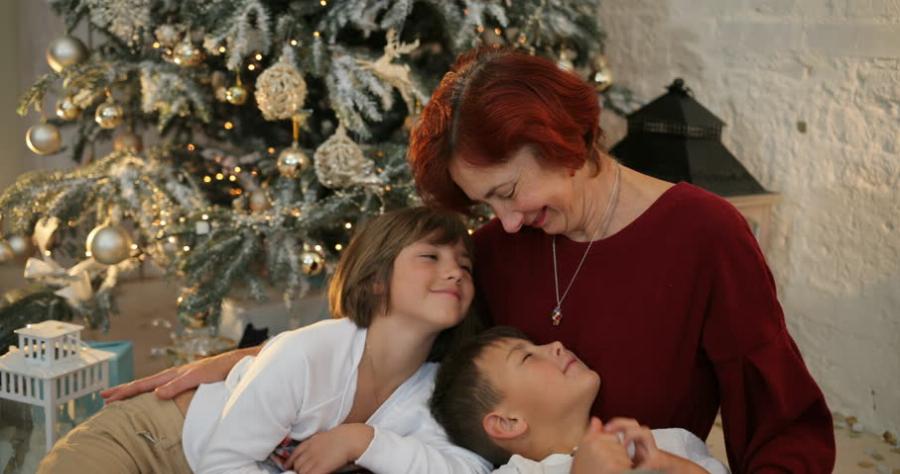 Χθες ο γιος μου αρραβωνιάστηκε μια γυναίκα μόνη με παιδιά και απέκτησα εγγόνια. Είμαι ευτυχισμένη!