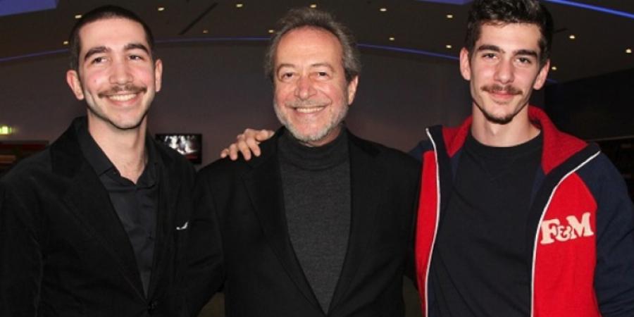 Γρηγόρης Βαλτινός: Τα δύσκολα παιδικά χρόνια, τα 31 χρόνια γάμου, το μυστικό της επιτυχίας και οι γιοι του