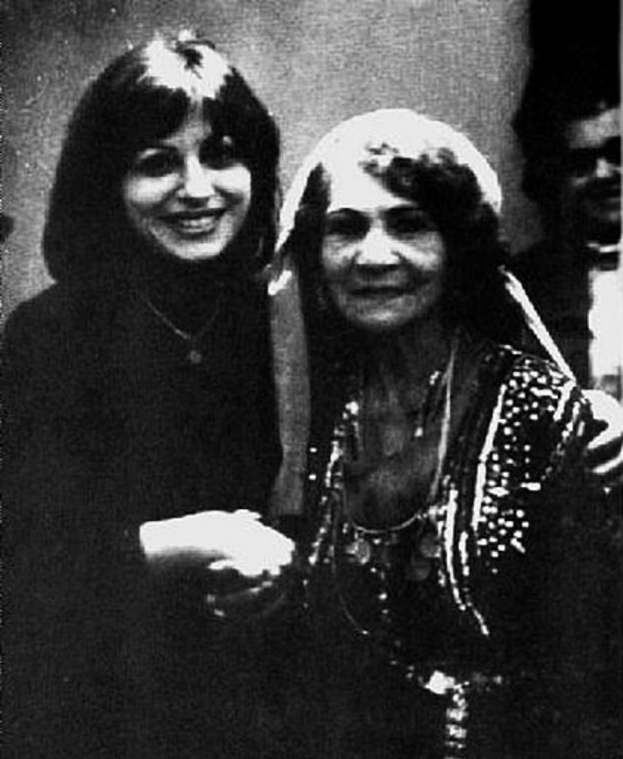 Ρόζα Εσκενάζυ: Το πραγματικό όνομα, η λογοκρισία του Μεταξά, η συνεργασία με την Χαρούλα Αλεξίου και ο πρόχειρος τάφος της