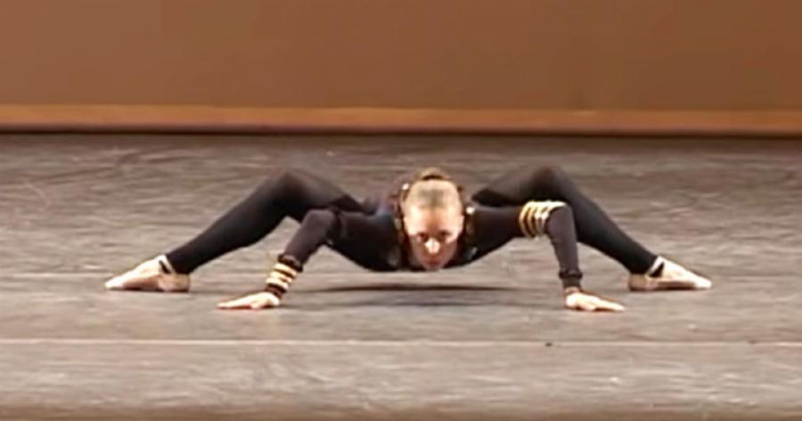 Ο χορός της αράχνης: 13χρονη μπαλαρίνα προκαλεί παγκόσμιο θαυμασμό με τη χορογραφία της