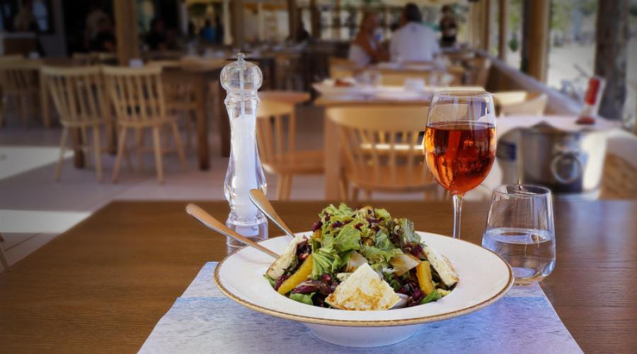 1ο ραντεβού: Άντρας έφαγε τον άμπακο κι είπε να πληρώσουν 50/50 – Εκείνη πήρε μόνο σαλάτα