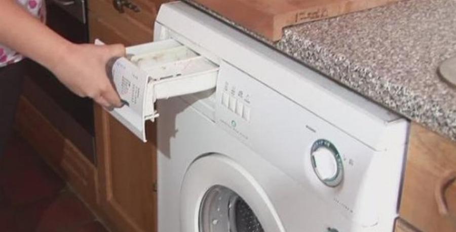 Καθαρίστε την μούχλα από το συρτάρι του πλυντηρίου με 2 απλά υλικά