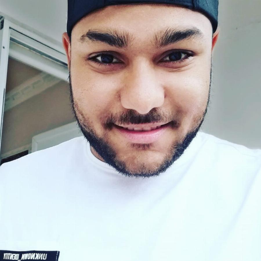 Ηλίας Γιοβανίδης: Ο 24χρονος Ρομά που βοηθάει τους φτωχούς και έγινε διάσημος με το tweet της Ούρσουλα Φον Ντερ Λάιεν