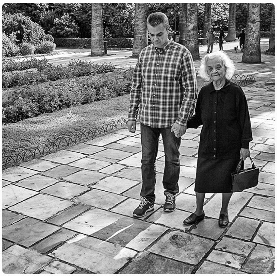 Τότε και Τώρα: Περίπατος με τη μαμά στον κήπο