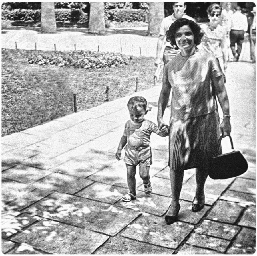 Τότε και Τώρα: Περίπατος με τη μαμά στον κήπο