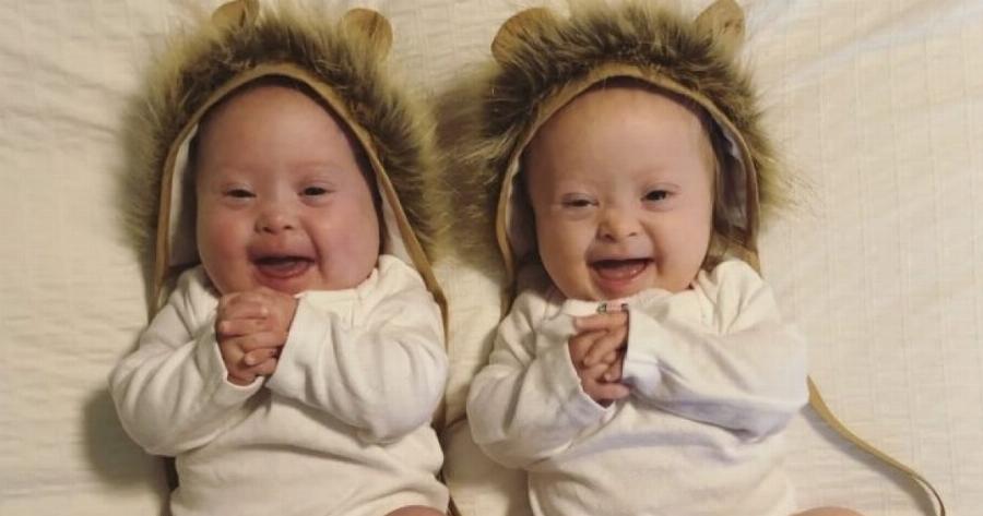 Μια μαμά που έφερε στον κόσμο δίδυμα με σύνδρομο Down ανοίγει την καρδιά της και συγκινεί
