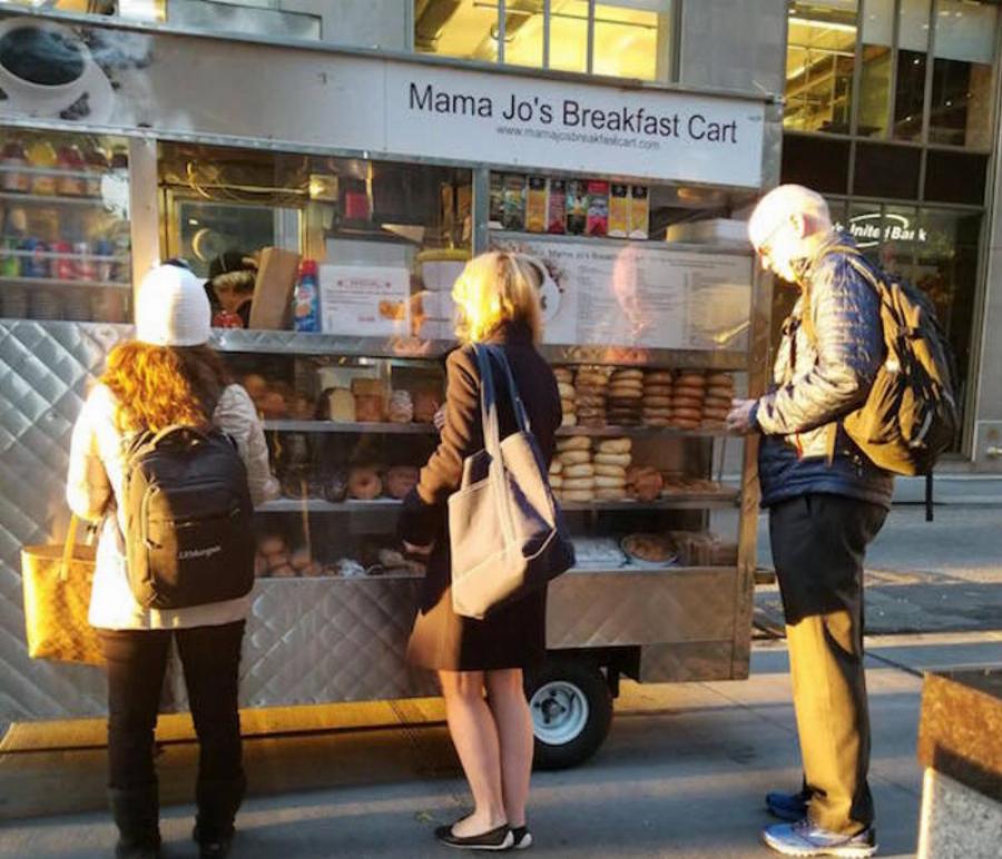 Μama Jo: Η διάσημη καντίνα 68χρονης Ελληνίδας στη Νέα Υόρκη έχει το καλύτερο φαγητό – Ατελείωτες οι ουρές για να το δοκιμάσουν