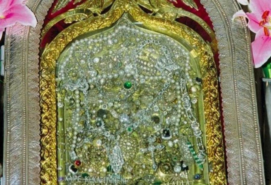 Η θαυματουργή εικόνα της Παναγίας της Τήνου, πίσω από τα τάματα