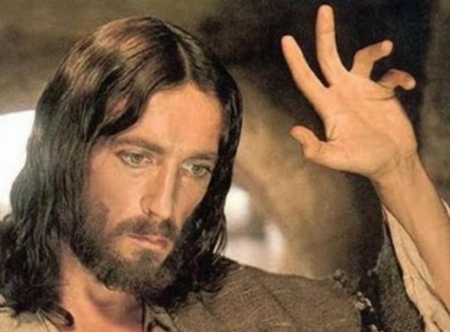 Ιησούς από τη Ναζαρέτ: Η αληθινή ζωή του Ρόμπερτ Πάουελ – Ποιος είναι ο ηθοποιός που υποδύθηκε τον Ιησού και ποιος ο μύθος της κατάρας