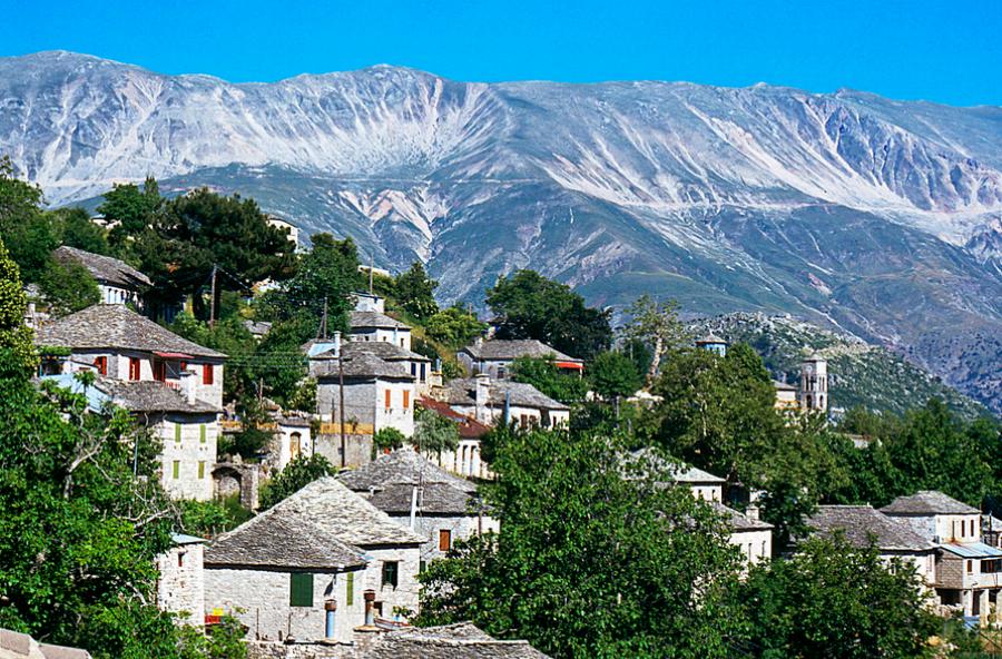 Τζάκι και θέα στο βουνό: Τα 6 ομορφότερα χωριά της Ελλάδας για απόδραση το χειμώνα