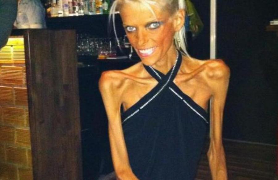 Νανά Καραγιάννη: Τα δύσκολα παιδικά χρόνια, το διαζύγιο, η μάχη με την ανορεξία, ο μοναχικός θάνατος και η κληρονομιά που άφησε στην φίλη της