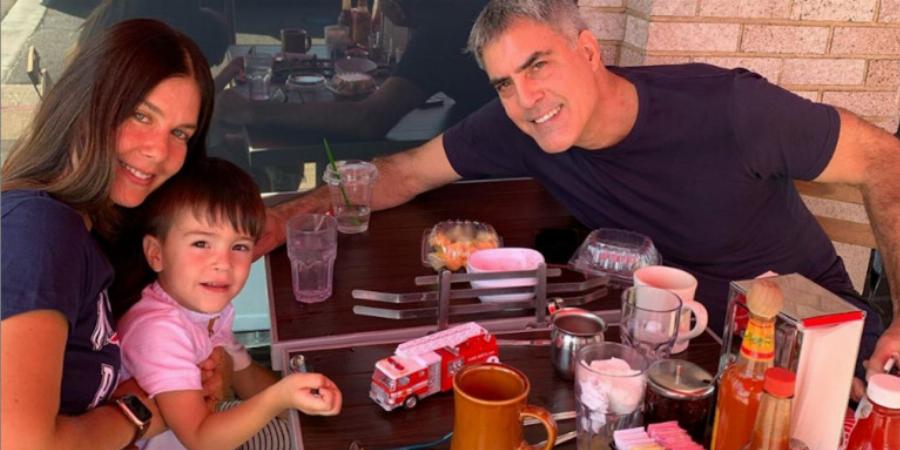 Κατερίνα Μουτσάτσου: Ο σύζυγος σωσίας του Κλούνεϊ, τα ψέματα για την ηλικία, η ζωή στις ΗΠΑ και ο διαλογισμός