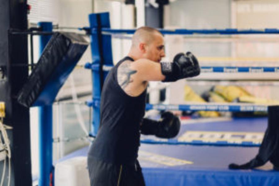 Βαγγέλης Χατζής: Ο μοναδικός μονόχειρας πυγμάχος του κόσμου γεννήθηκε στη ραδιενεργή βροχή του Τσερνόμπιλ