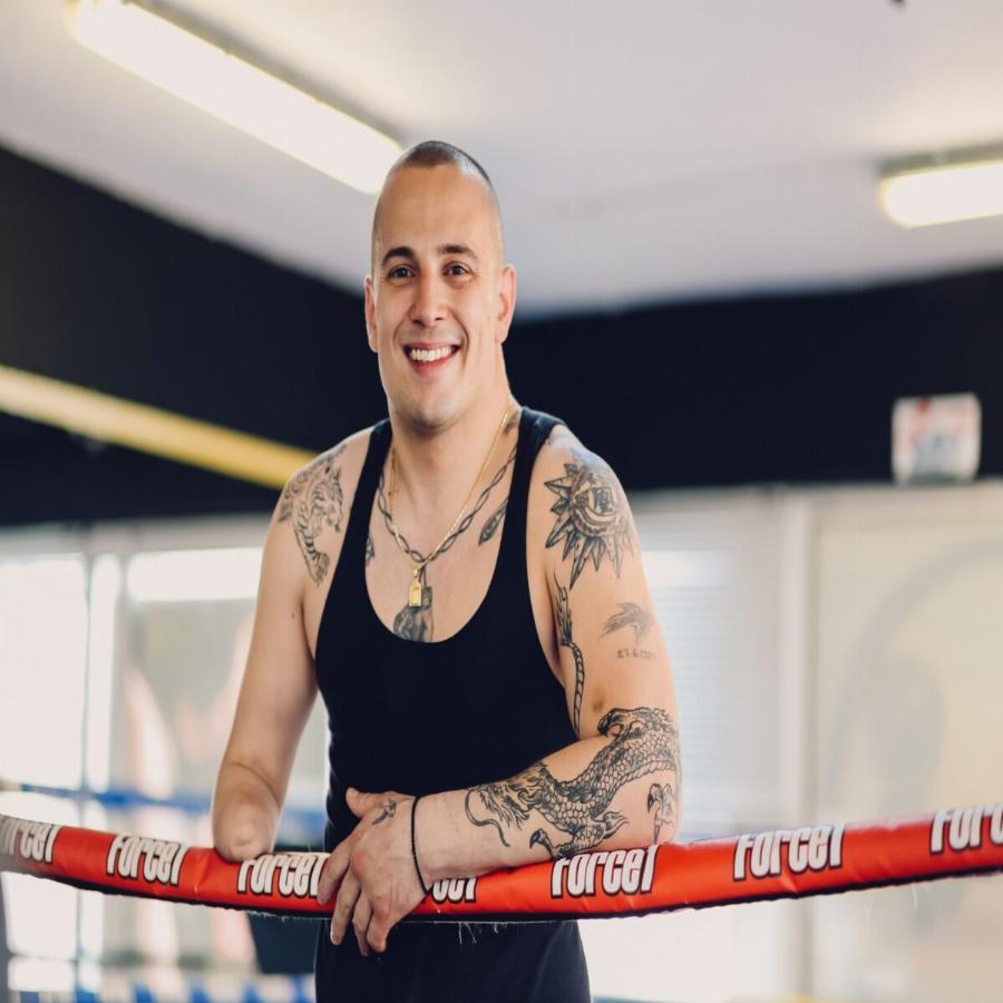 Βαγγέλης Χατζής: Ο μοναδικός μονόχειρας πυγμάχος του κόσμου γεννήθηκε στη ραδιενεργή βροχή του Τσερνόμπιλ