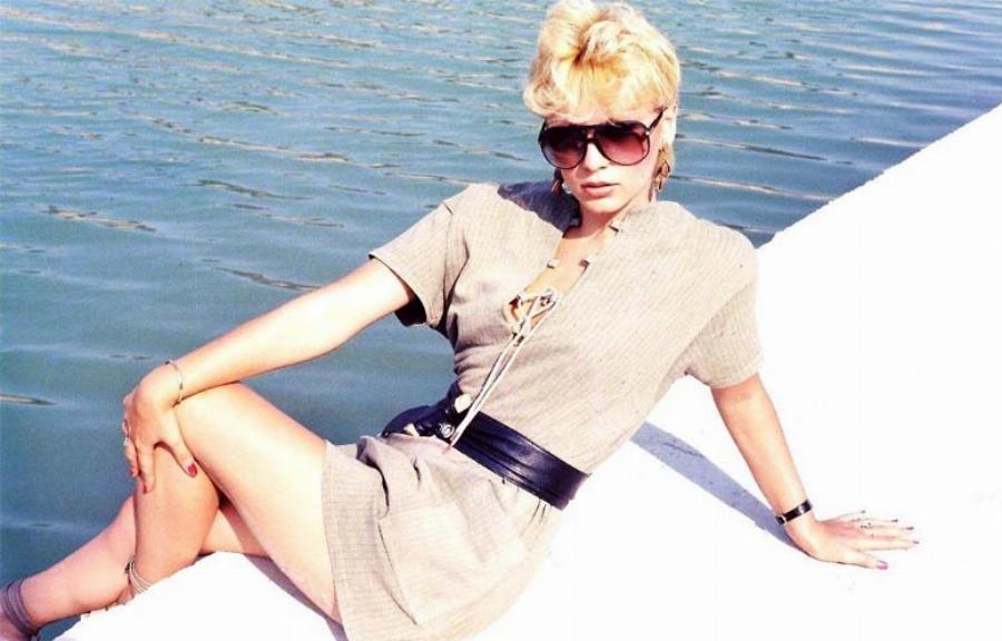 «Αποφάσισα να δοκιμάσω να πάω με γυναίκα, ήπια τρία ποτήρια ουίσκι και είπα “θα το κάνω!”» – Η αποκάλυψη της Καίτης Φίνου