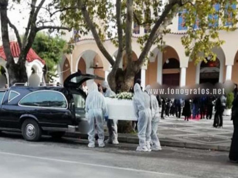 Σκηνές αρχαίας τραγωδίας στην κηδεία της μικρής Κέλλυς – Το λευκό φέρετρο και οι συμμαθητές της