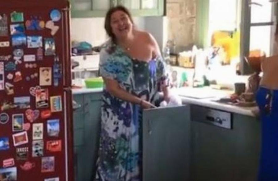 Ελισάβετ Κωνσταντινίδου: Το υπέροχο σπίτι της στην Αίγινα, ο παραμυθένιος κήπος και η ονειρική θέα