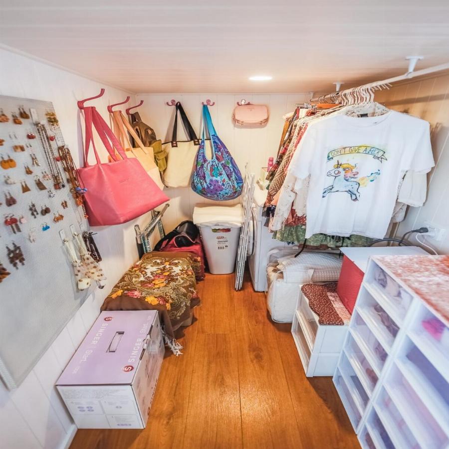 Το σπίτι 17 τετραγωνικά, του οποίου το εσωτερικό περιέχει τα πάντα, κοστίζει ελάχιστα και όλοι το ζηλεύουν