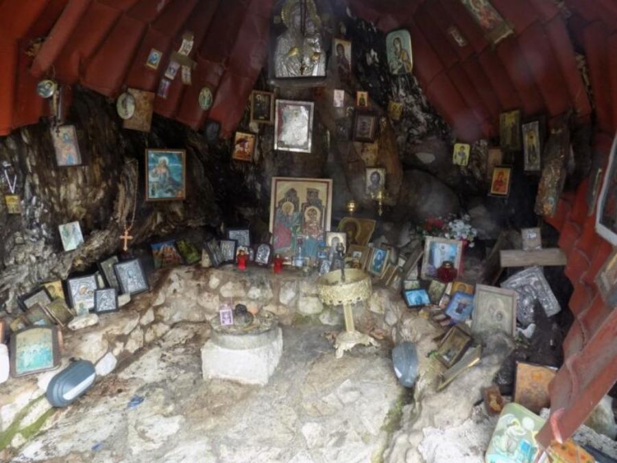 Πλάτανος που άντεξε πόλεμο και πυρκαγιά, μετατράπηκε σε ένα όμορφο εκκλησάκι της Παναγίας