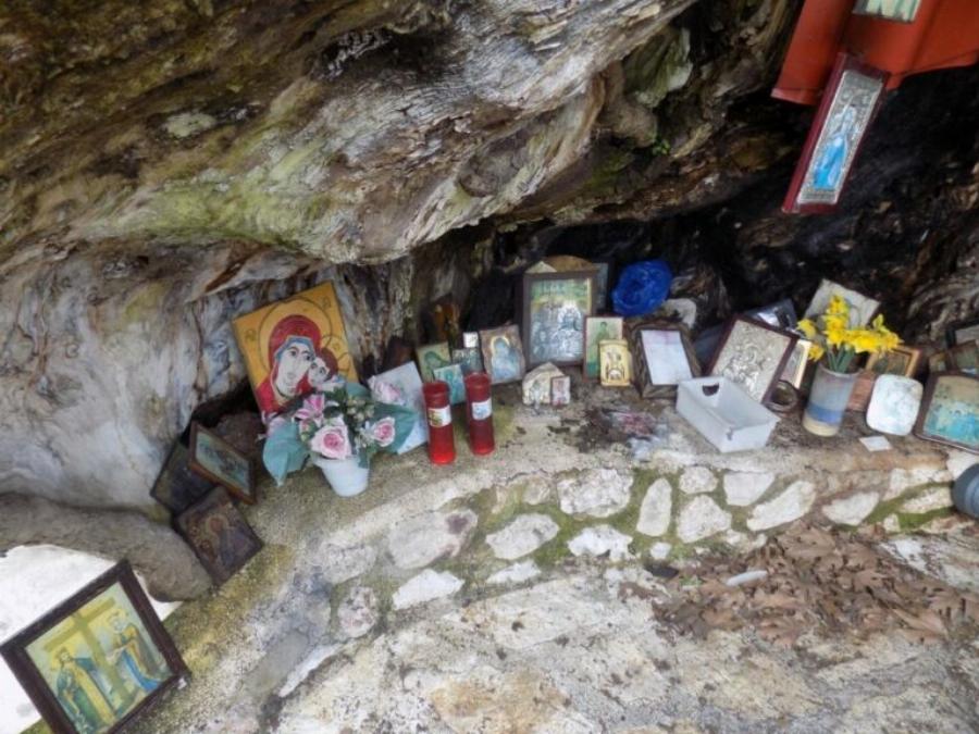 Πλάτανος που άντεξε πόλεμο και πυρκαγιά, μετατράπηκε σε ένα όμορφο εκκλησάκι της Παναγίας