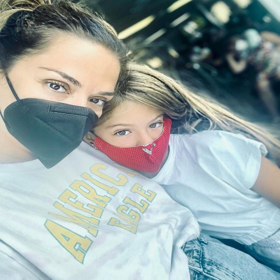 Σαν δύο σταγόνες νερό: Η Βάσω Λασκαράκη ποζάρει αγκαλιά με την 8χρονη κόρη της Εύα