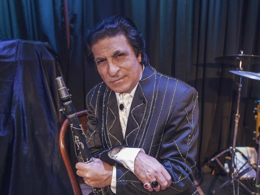 Γιώργος Μάγκας: Ο τσιγγάνος με την σπουδαία καριέρα, ο διάσημος πατέρας του, τα λαμπερά κοστούμια, οι γυναίκες και η πίστη του