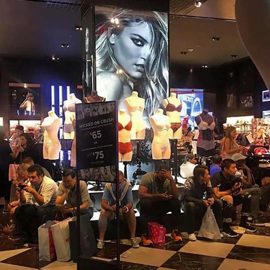 Ψώνια με την σύζυγο: 10 φωτογραφίες με απελπισμένους άντρες σε απόγνωση – Θα σας κάνουν να πέσετε κάτω από τα γέλια