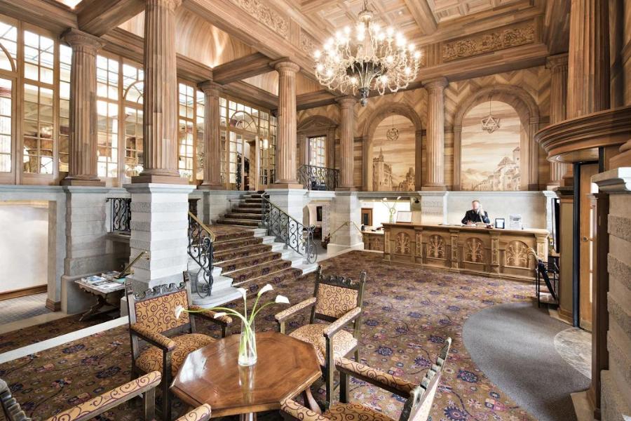 Ξενοδοχείο οικογένειας Νιάρχου: Είναι υπερλουξ, φιλοξενεί διάσημους και πλούσιους και εσωτερικά είναι σαν παλάτι